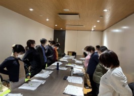 手を腰に当てて腰痛体操をしている