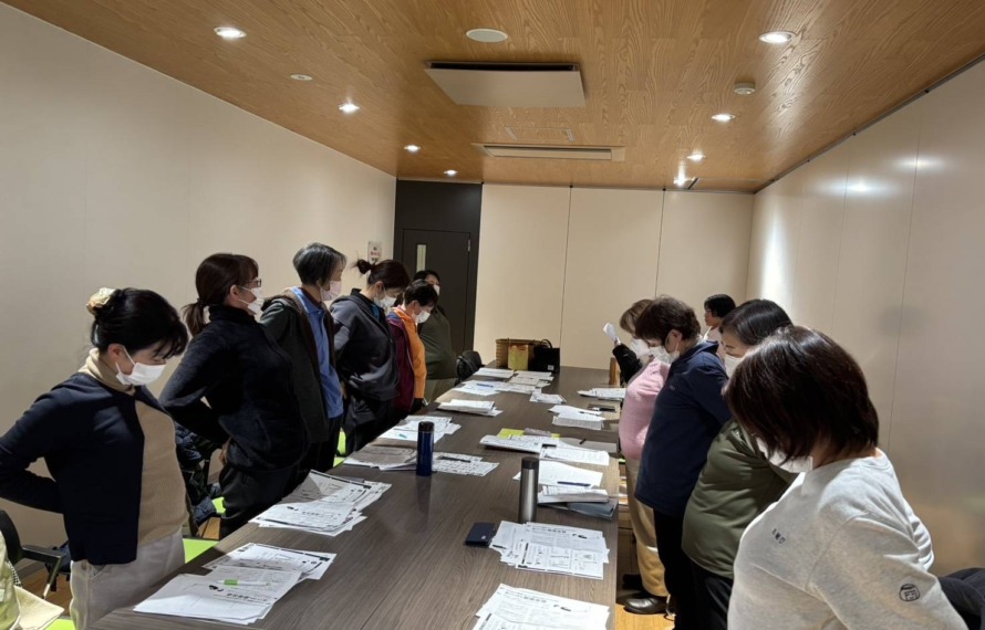 手を腰に当てて腰痛体操をしている