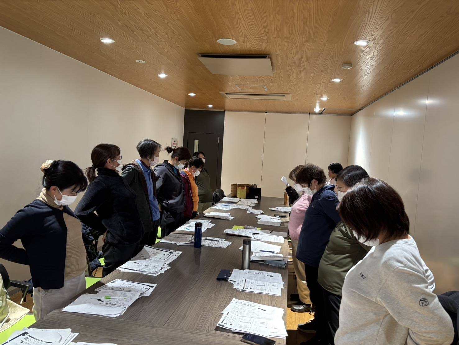 手を腰に当てて腰痛体操をしている