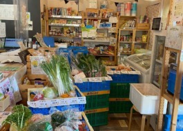 キープ＆ショップしんぐうの店内の様子。その週の豊作野菜が並んでいる