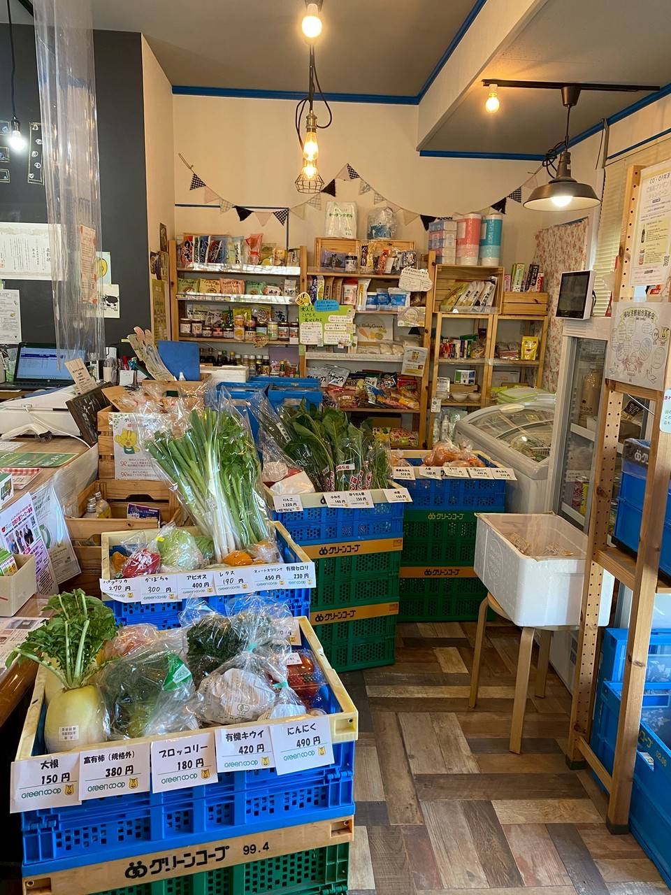 キープ＆ショップしんぐうの店内の様子。その週の豊作野菜が並んでいる