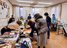 手作り品を販売している様子