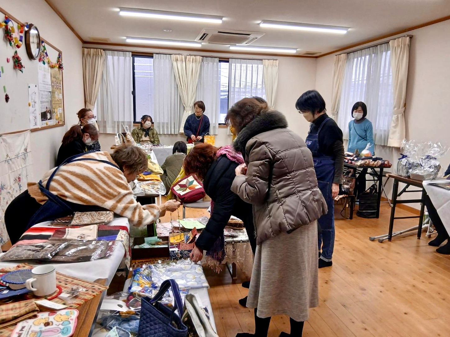 手作り品を販売している様子