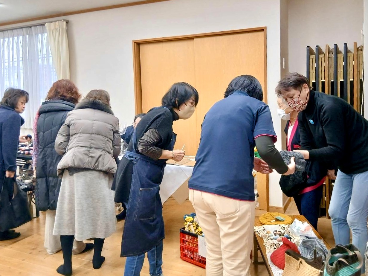 手作り品について説明を聞く様子