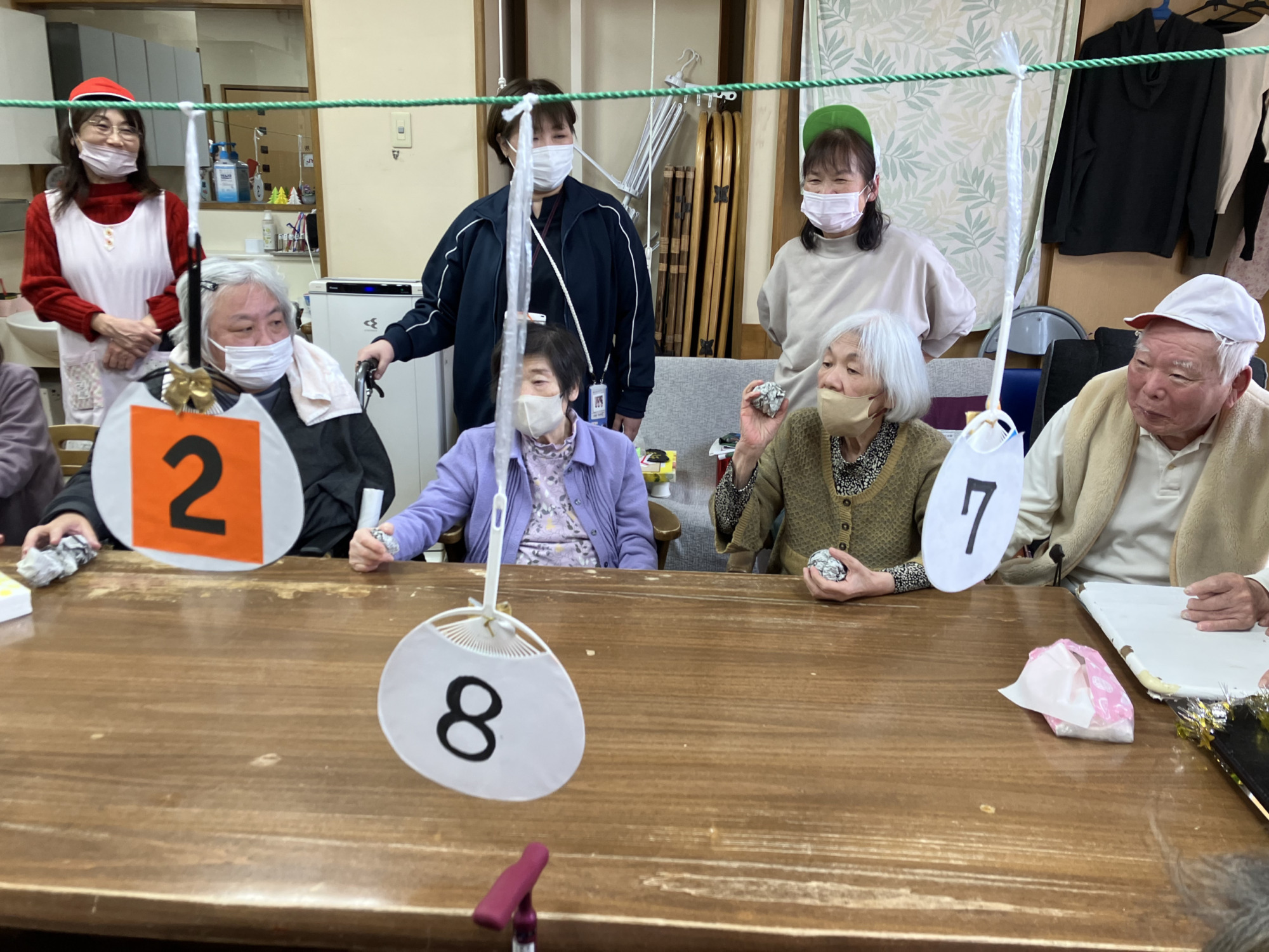 丸めた新聞紙で雪合戦の様子