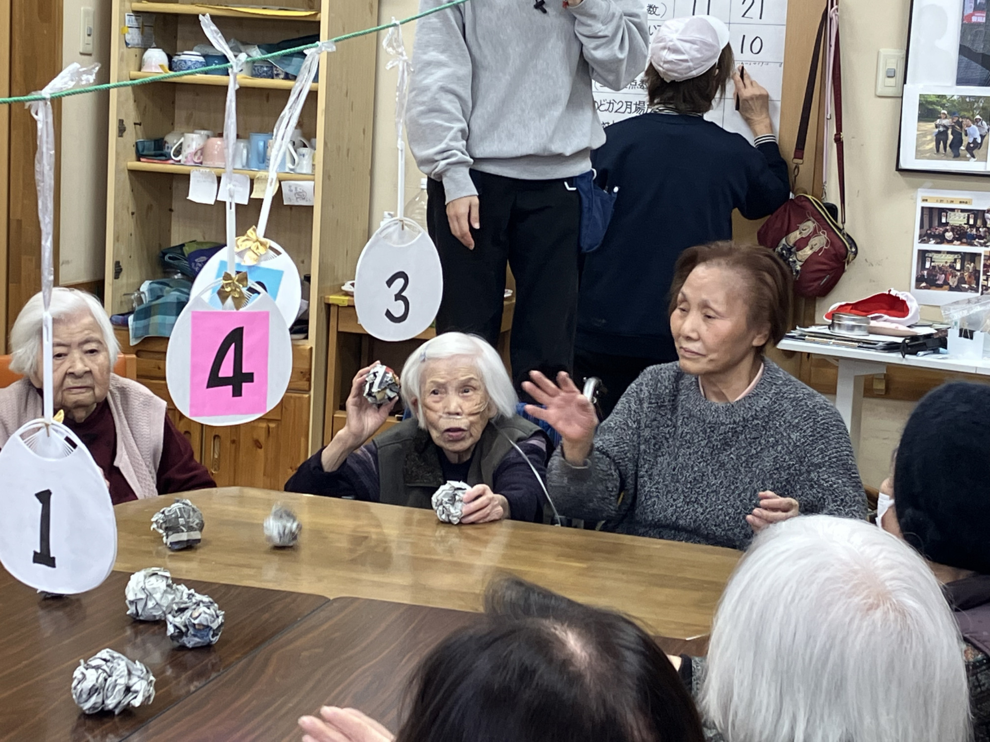 丸めた新聞紙で雪合戦の様子