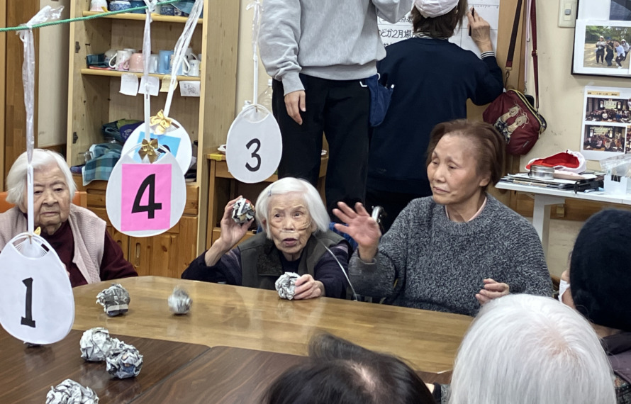 丸めた新聞紙で雪合戦の様子