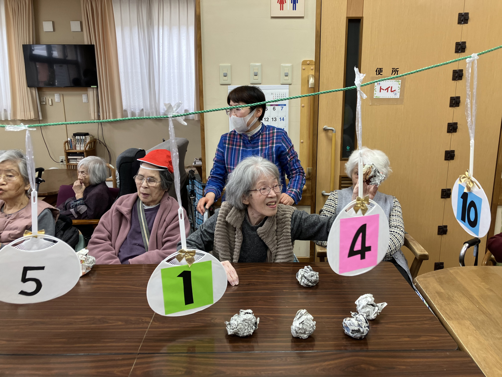 丸めた新聞紙で雪合戦の様子