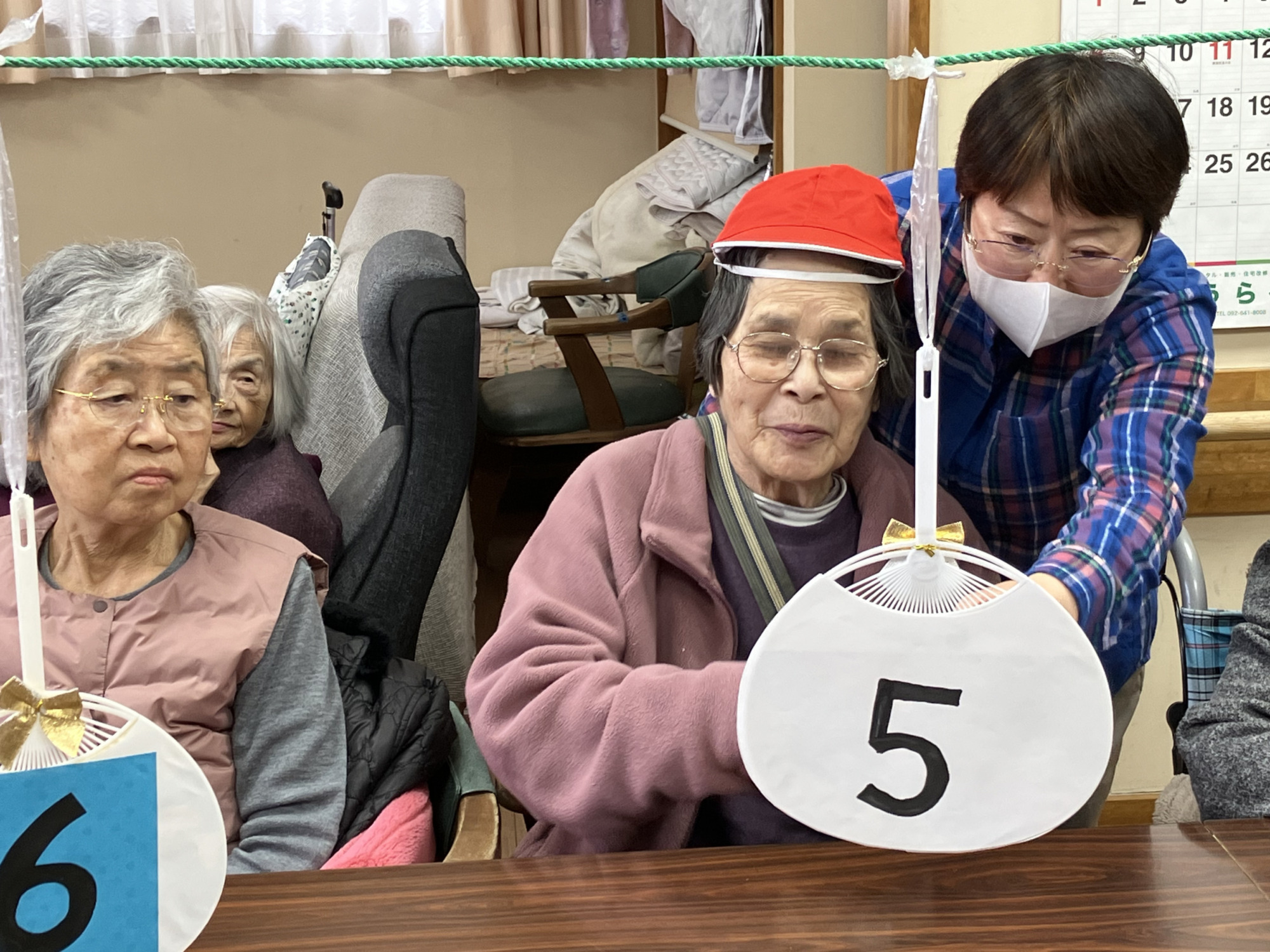 丸めた新聞紙で雪合戦の様子