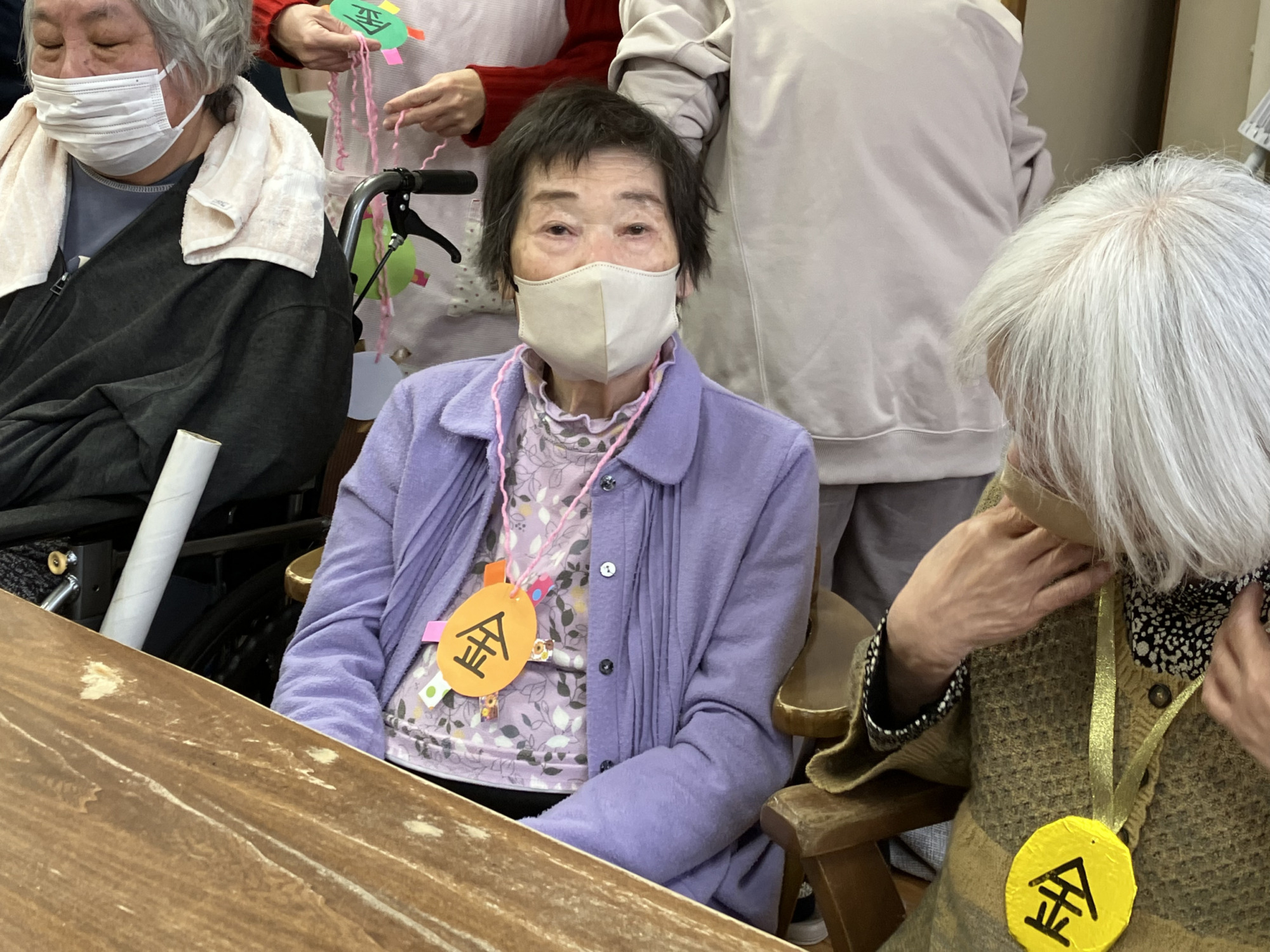 金メダルをかけてもらった白組の利用者さん