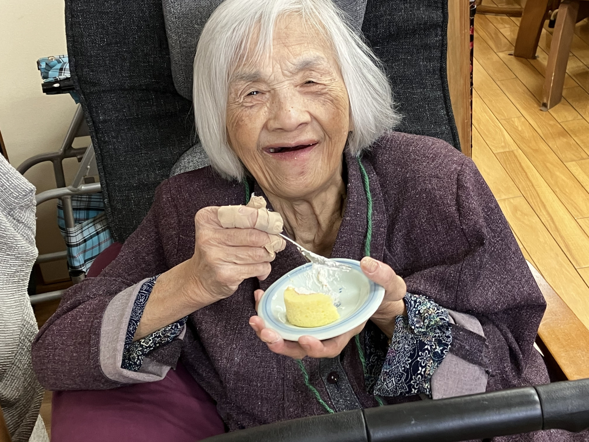 フルーツロールケーキを食べて笑顔の利用者さん