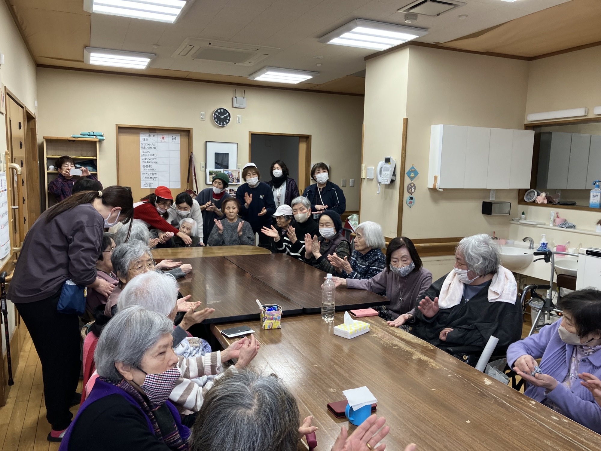 もしもしかめよの歌に合わせて隣にお手玉を渡していくゲームの様子