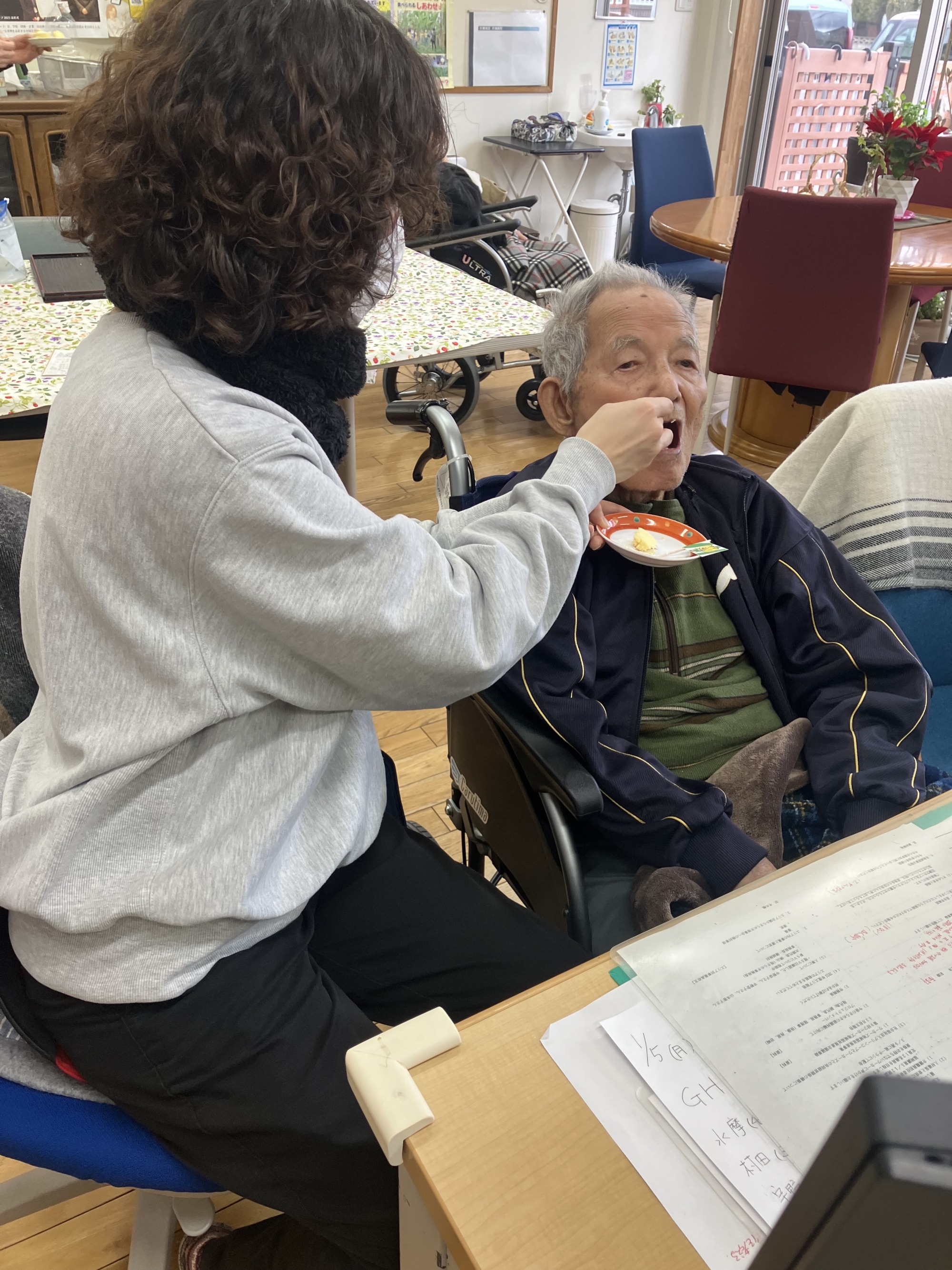 ロールケーキを食べる利用者さん