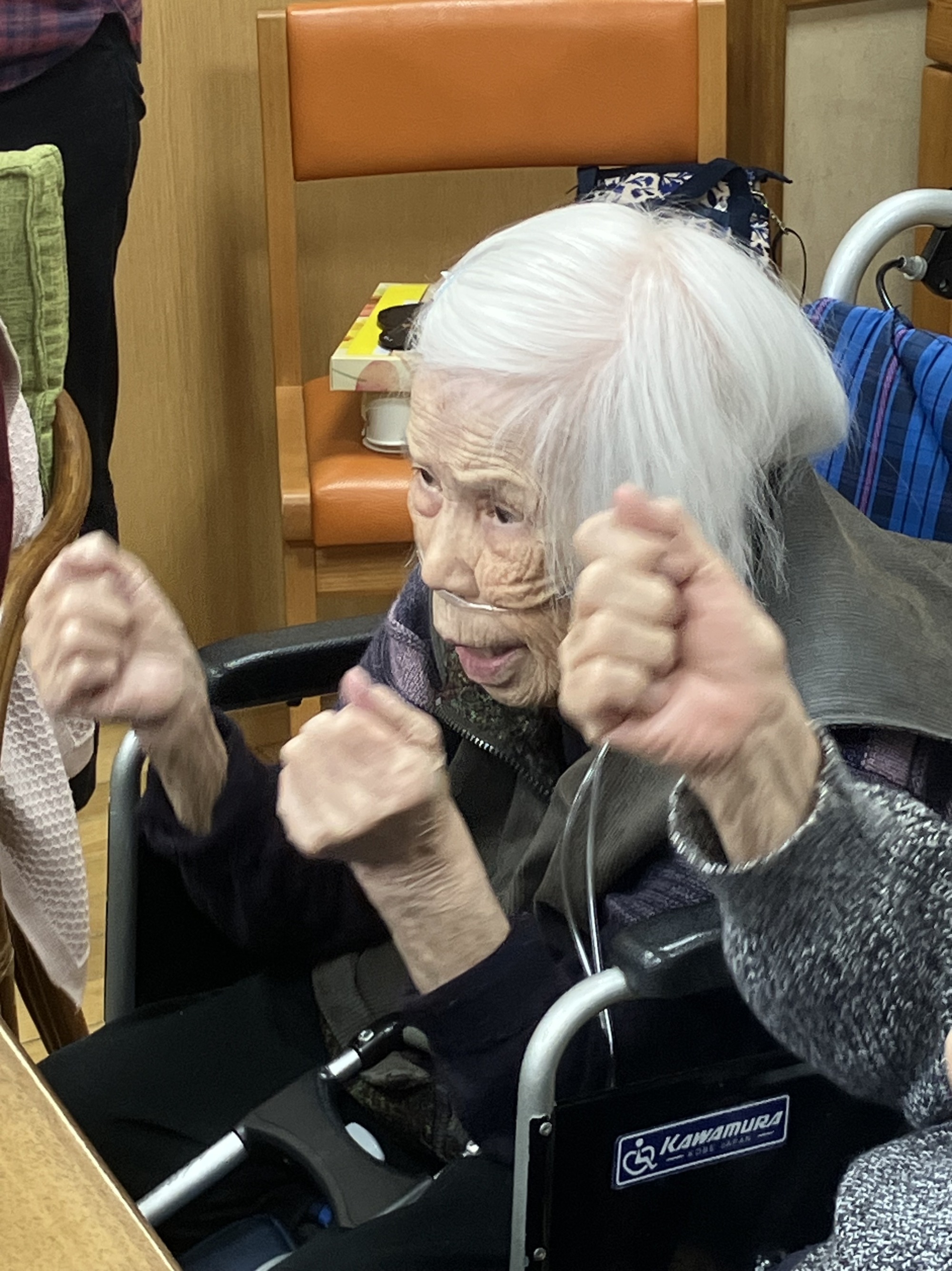 歌に合わせて手を動かす利用者さん