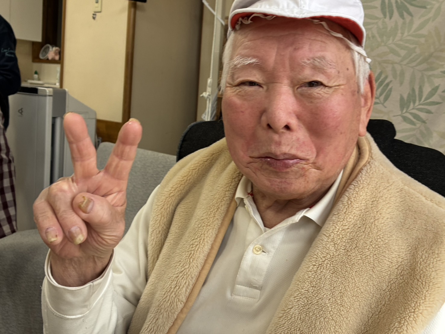 白の帽子を被って、白組のキャプテンに就任した男性利用者さん