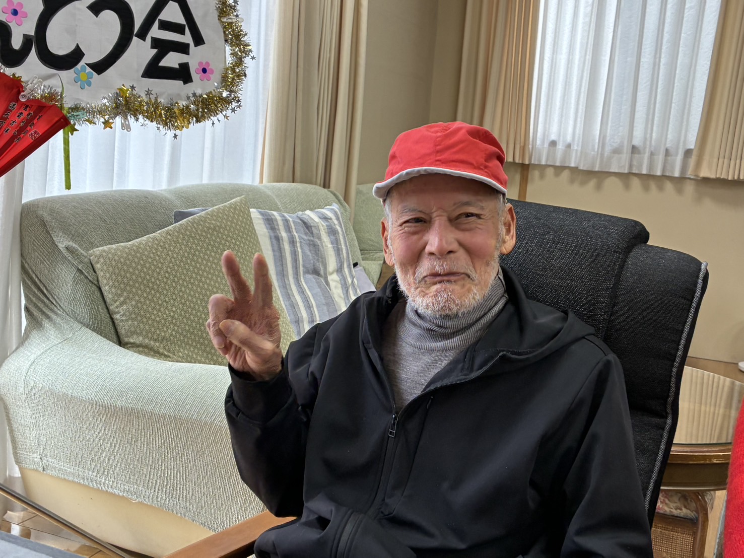 赤の帽子を被って、赤組のキャプテンに就任した男性利用者さん