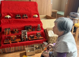 雛人形を飾る利用者さん