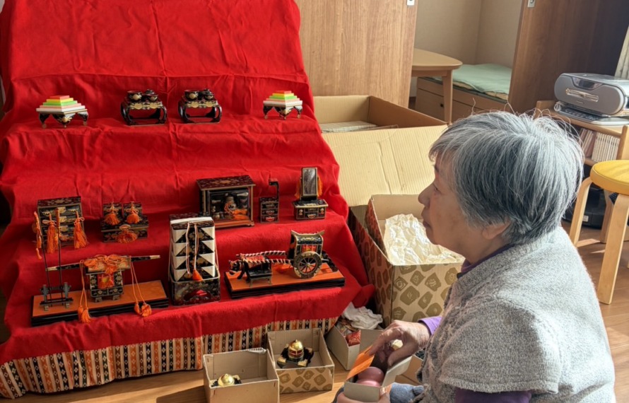 雛人形を飾る利用者さん