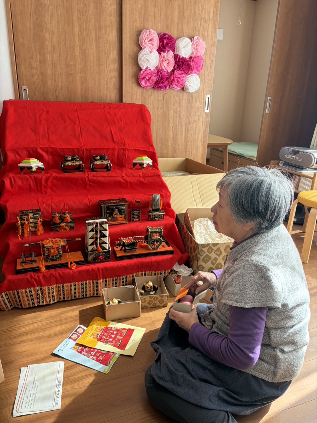 雛人形を飾る利用者さん