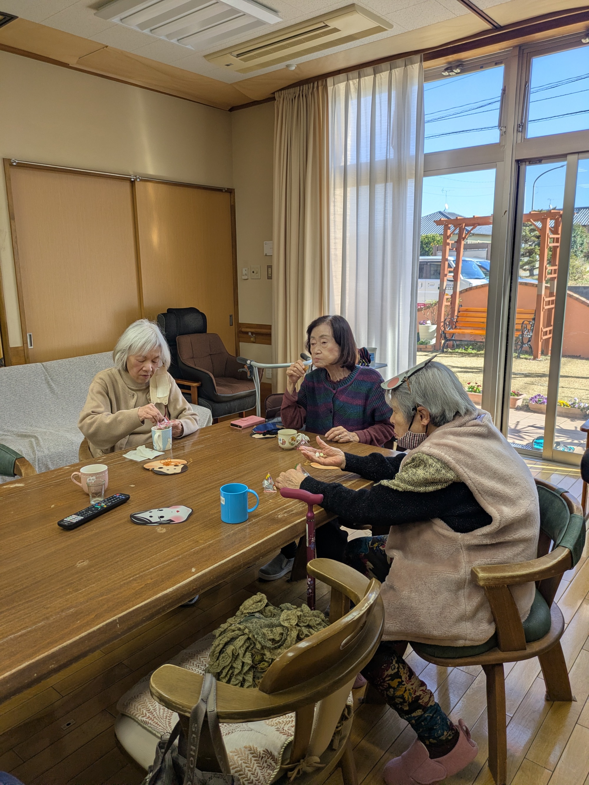 豆を食べる女性利用者さんたち