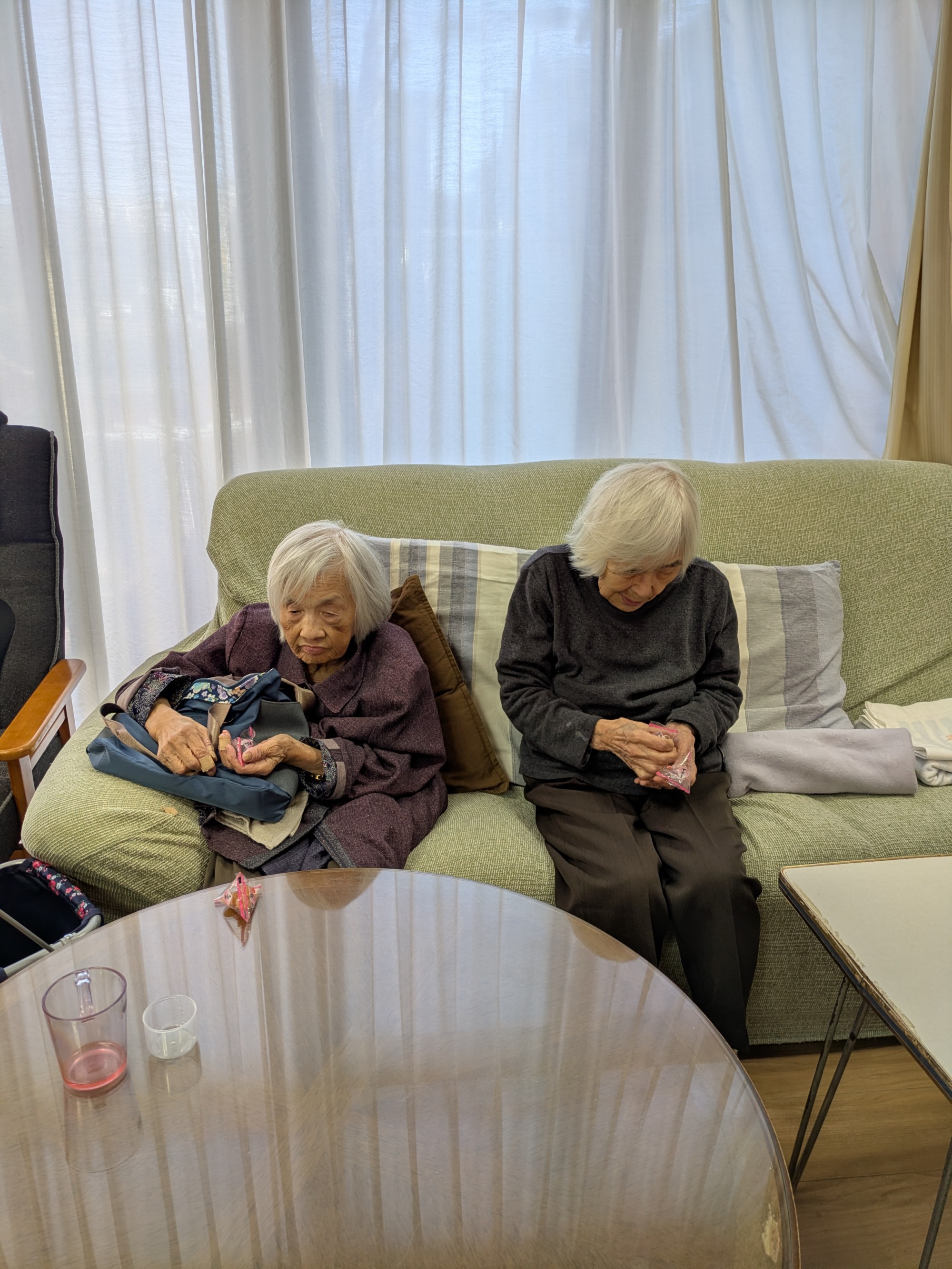 豆を食べる女性利用者さんたち