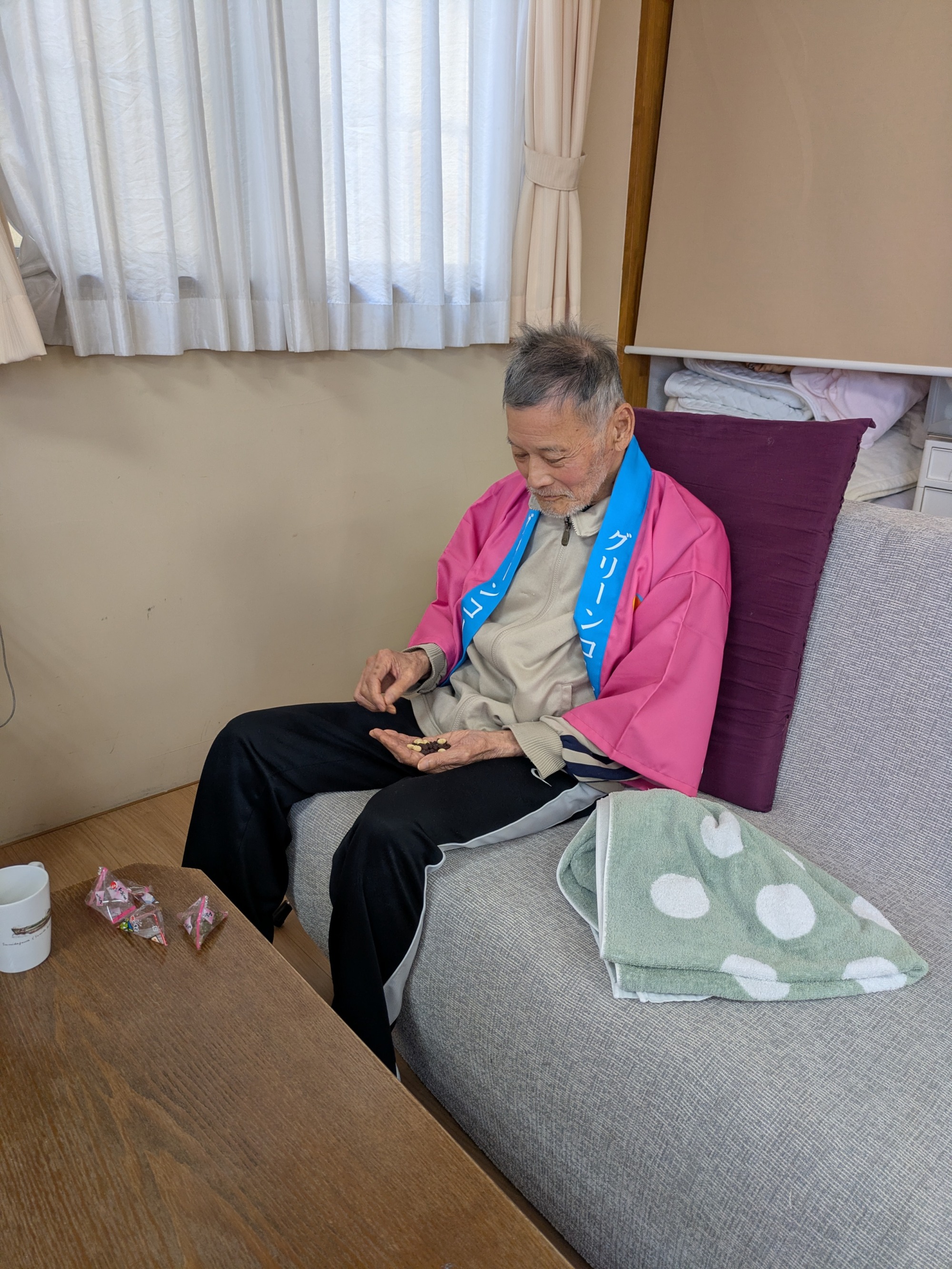 豆を食べる男性利用者さん