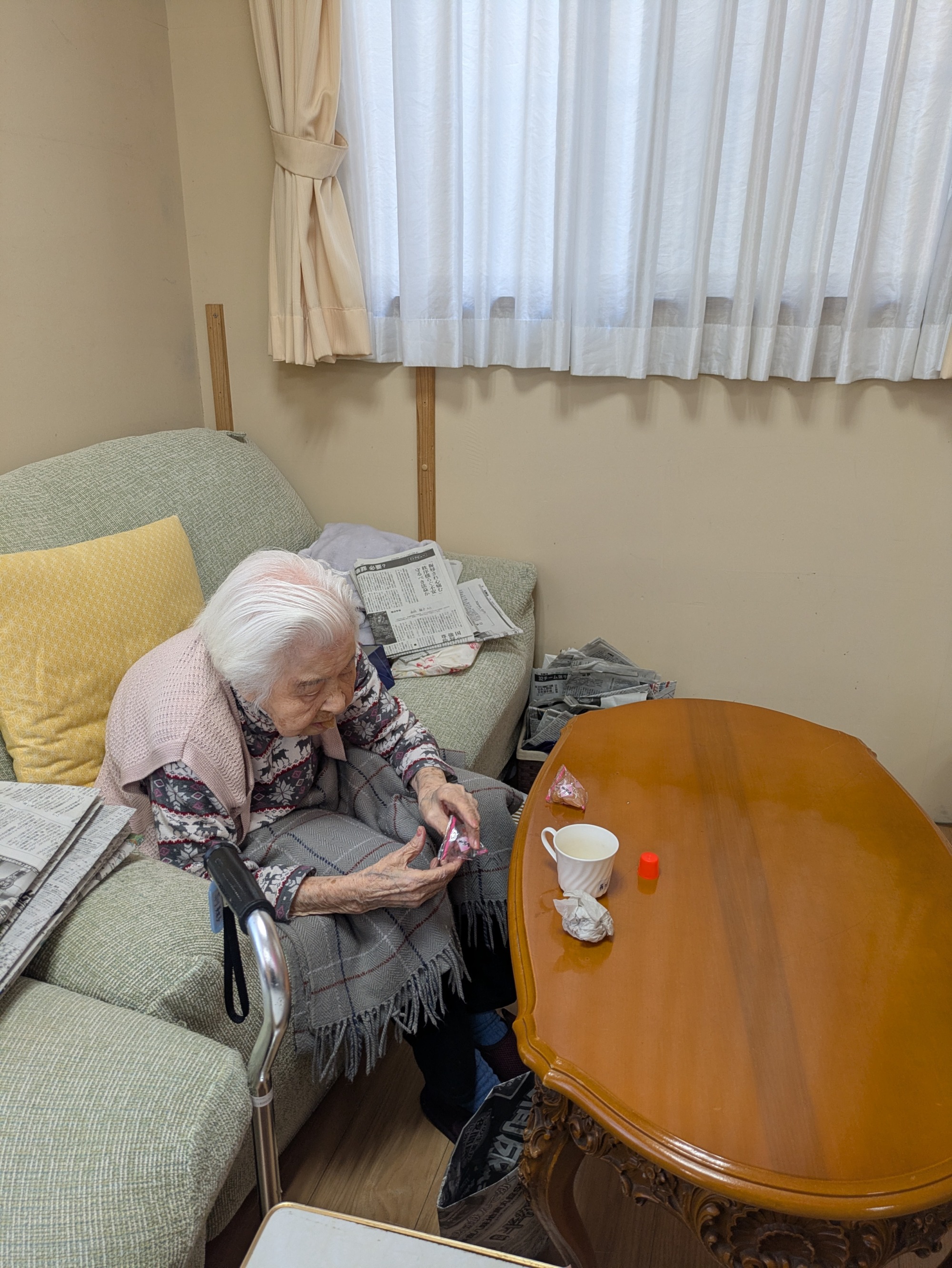 豆を食べる女性利用者さん