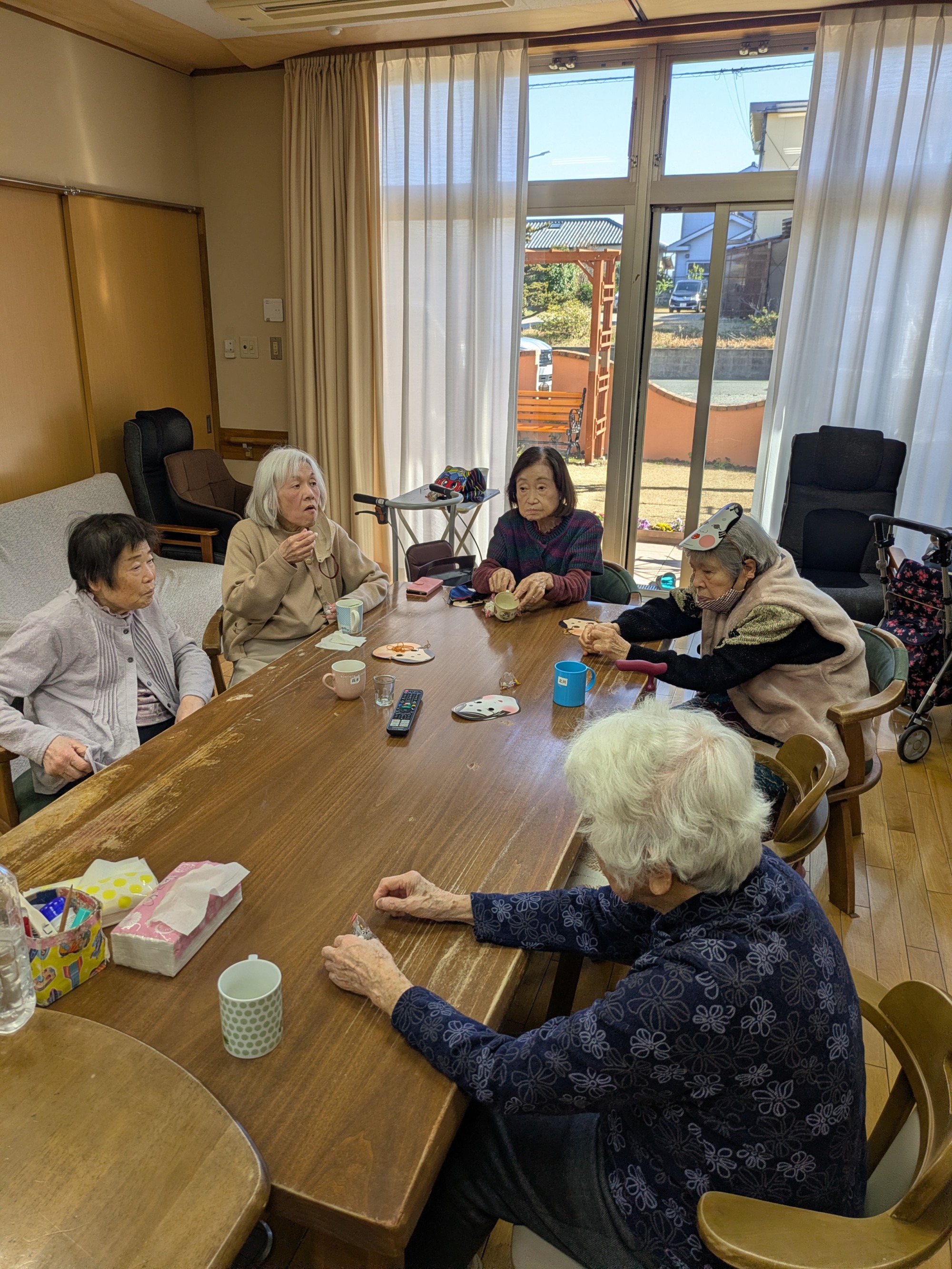 豆を食べる利用者さんたち