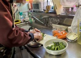 男性が調理されている