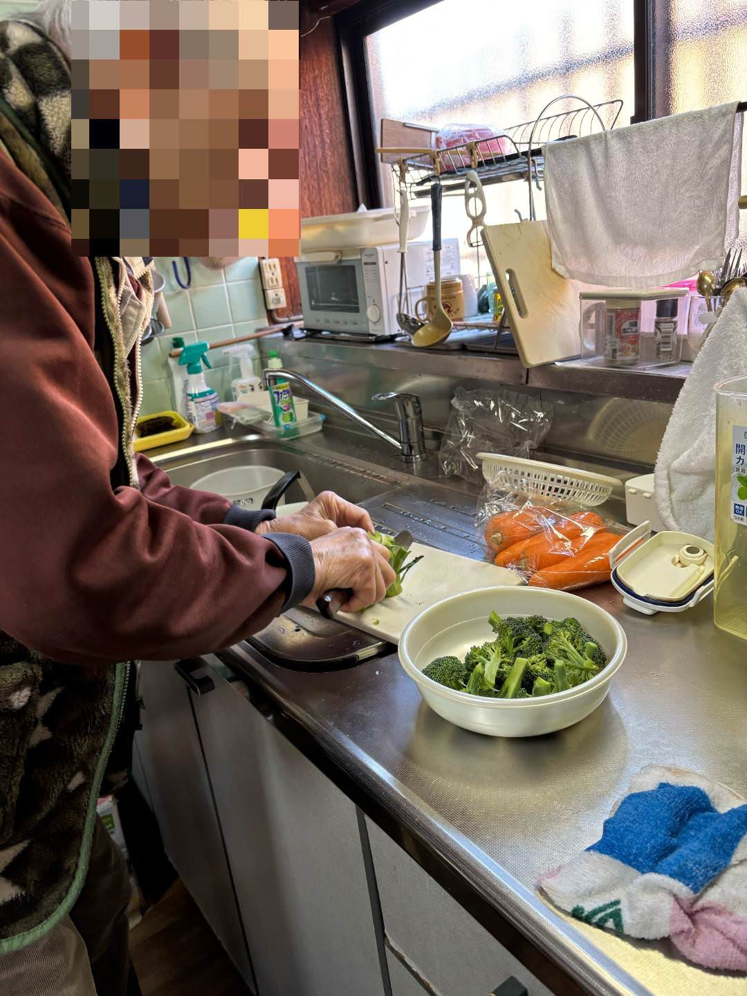 男性が調理されている