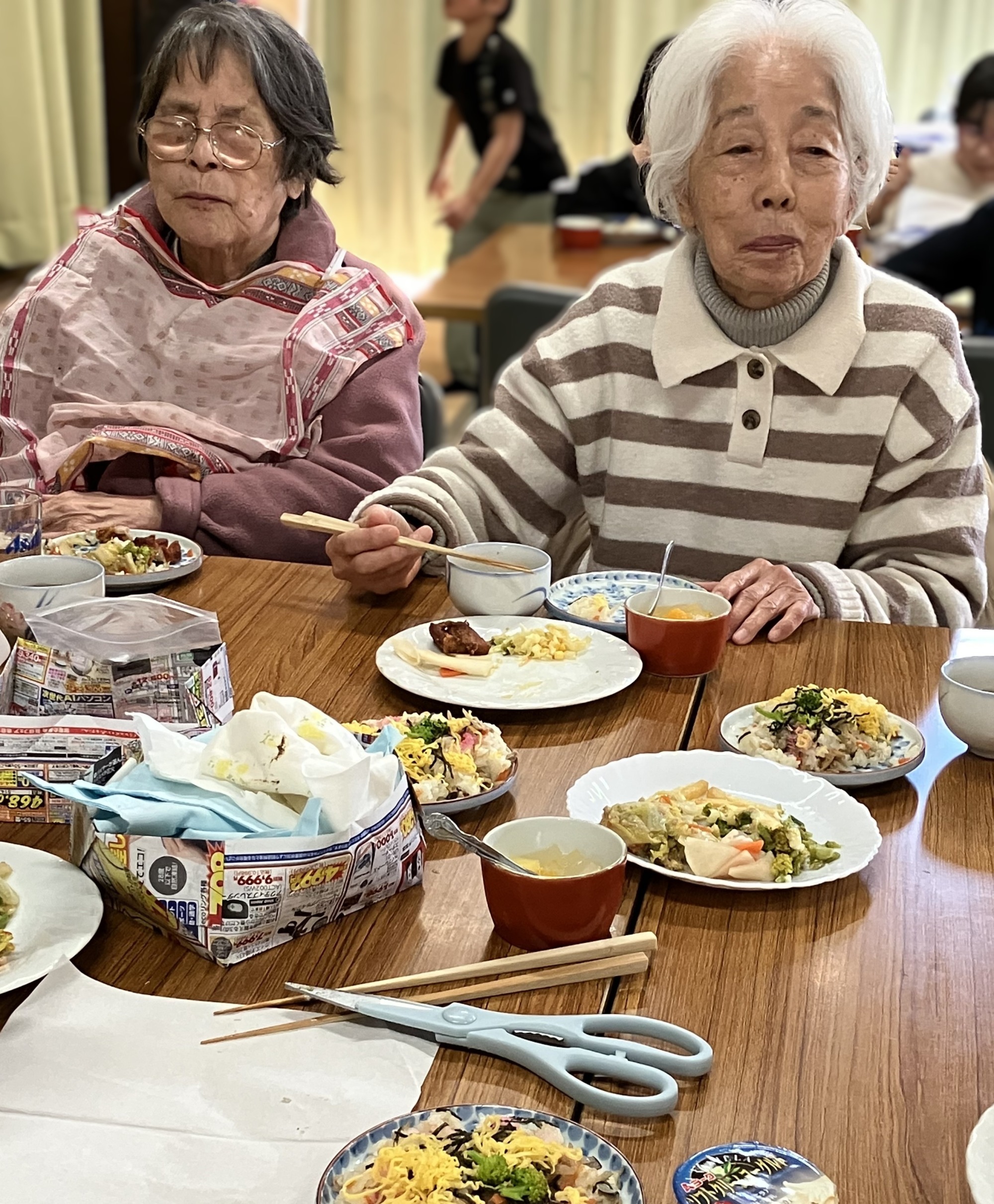 笑顔で食事を召し上がる利用者さんたち