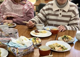 笑顔で食事を召し上がる利用者さんたち