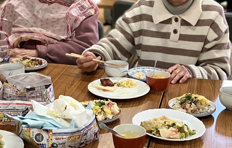 笑顔で食事を召し上がる利用者さんたち