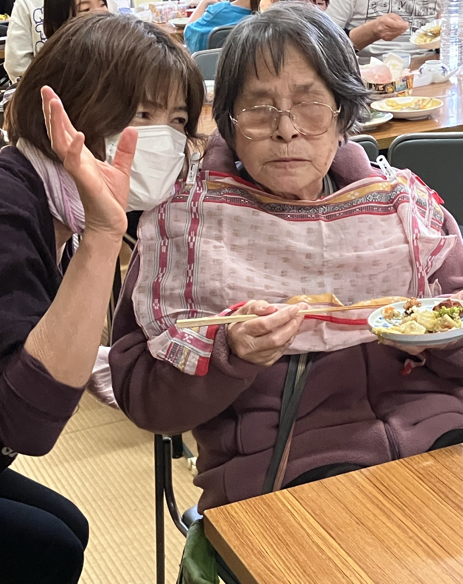 食事を召し上がる利用者さんとワーカー