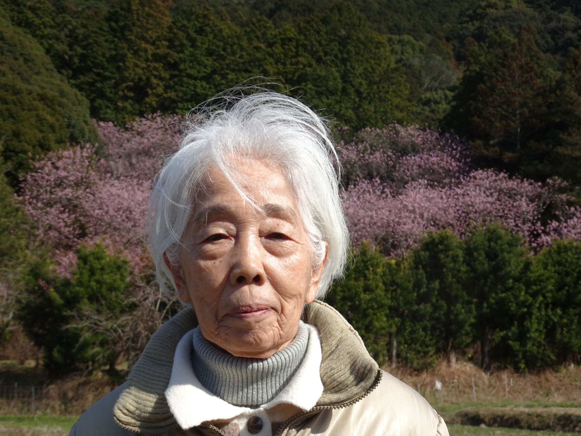 桜の前で撮った利用者さん