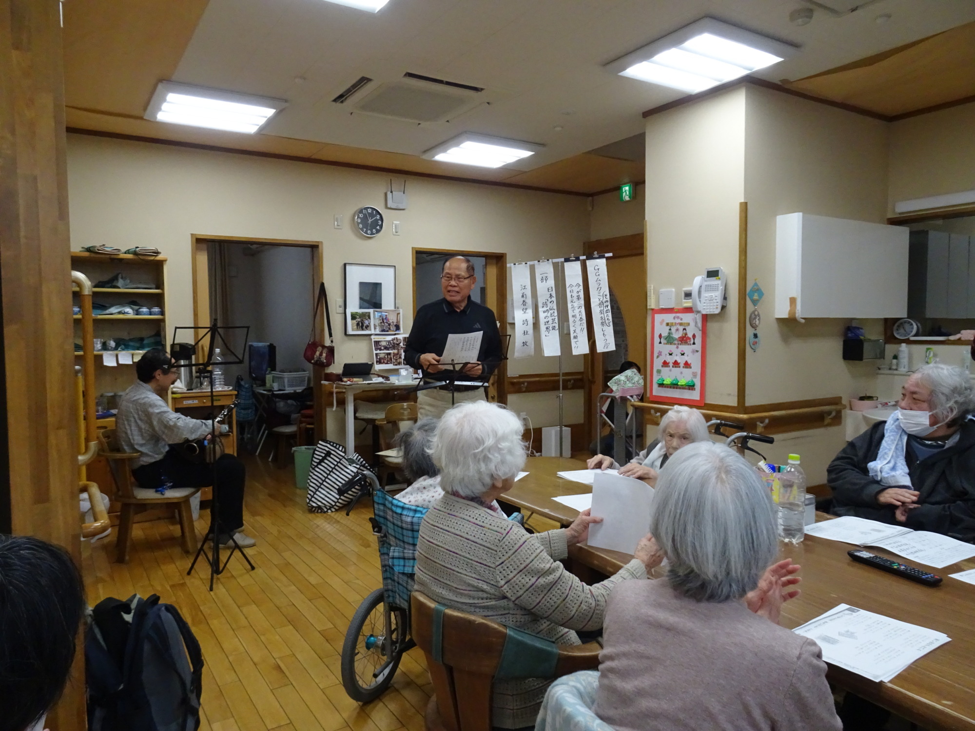 GG村上さんが詩吟を披露している様子