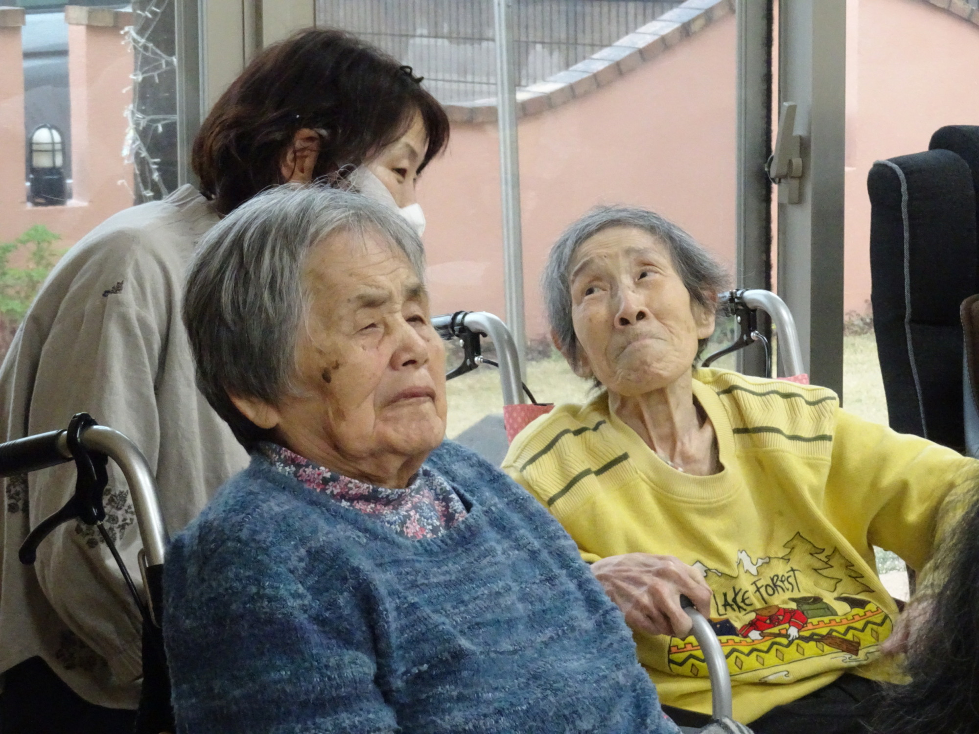 ワーカーと一緒に音楽会を楽しむ利用者さんたち