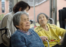 ワーカーと一緒に音楽会を楽しむ利用者さんたち