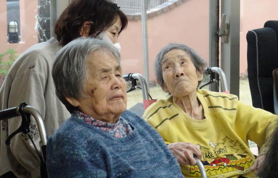 ワーカーと一緒に音楽会を楽しむ利用者さんたち