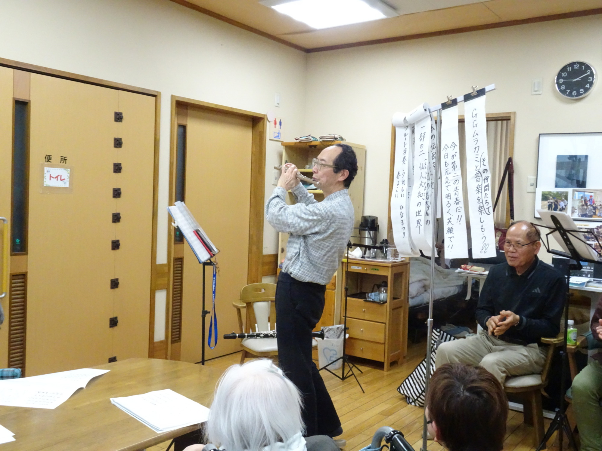 仙人大和さんがフルート演奏している様子