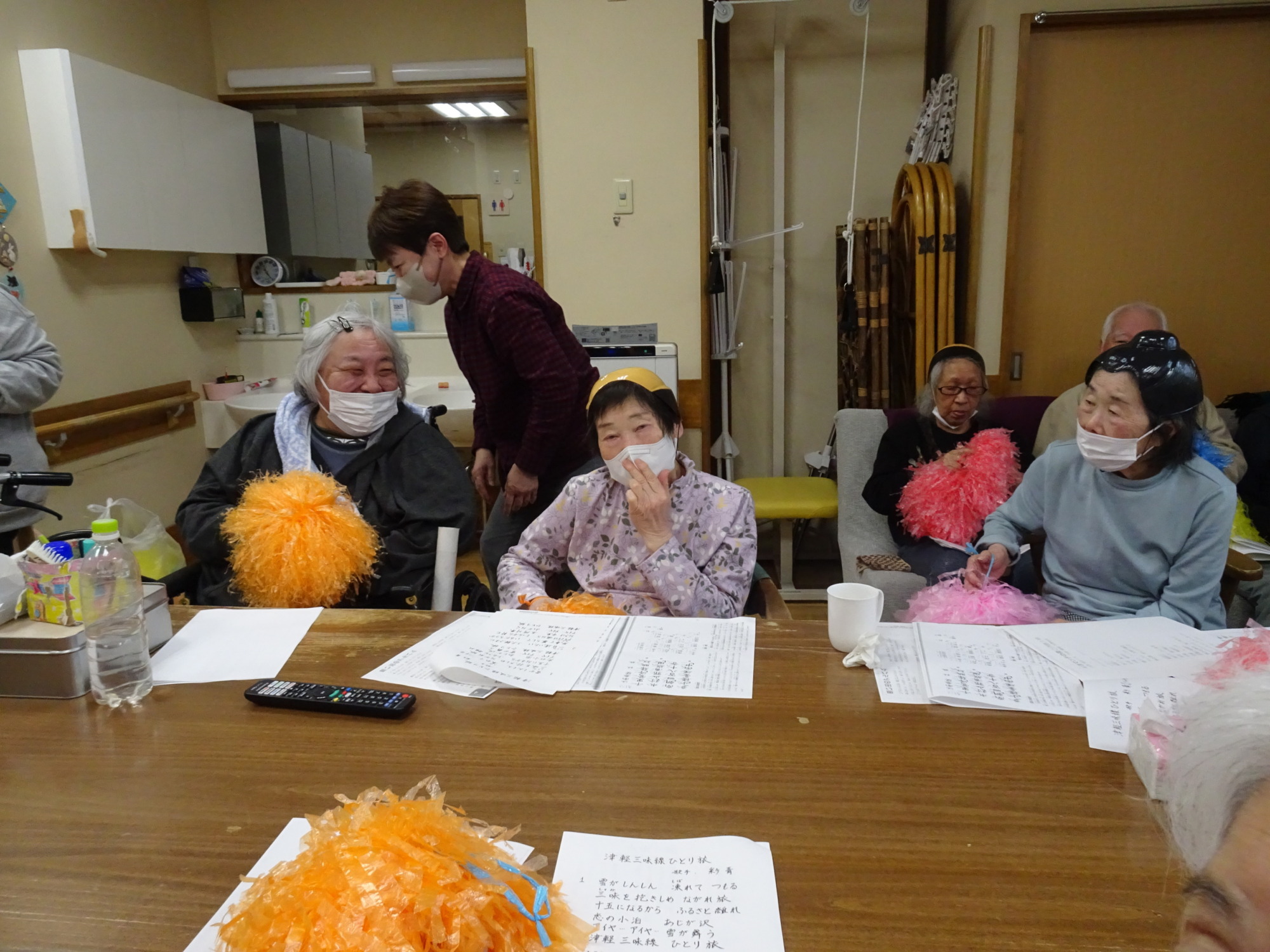 ひな祭りの被り物をしていおどける利用者さん