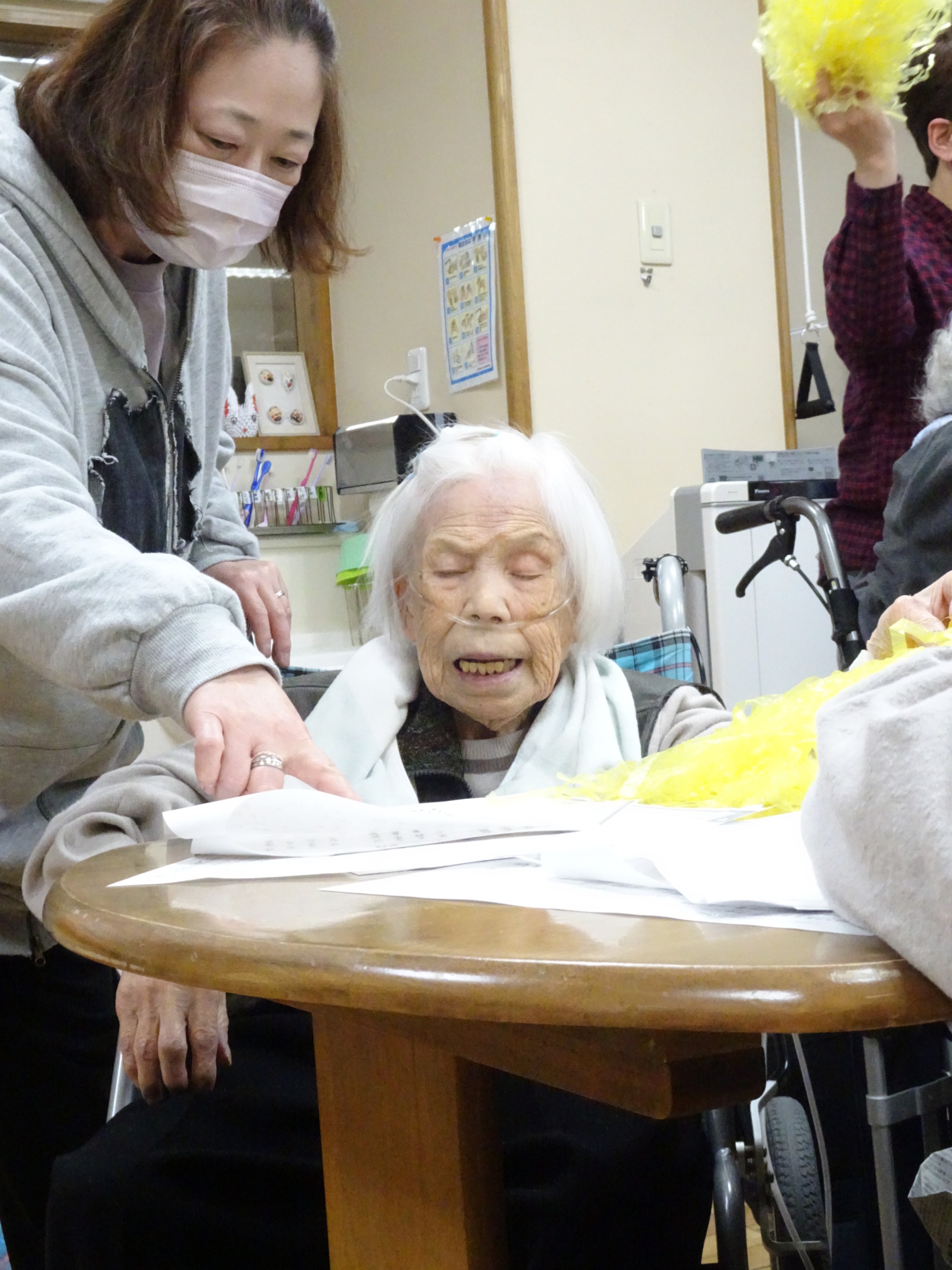 大きな声で一緒に歌う利用者さん