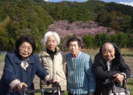 桜の前で撮った写真