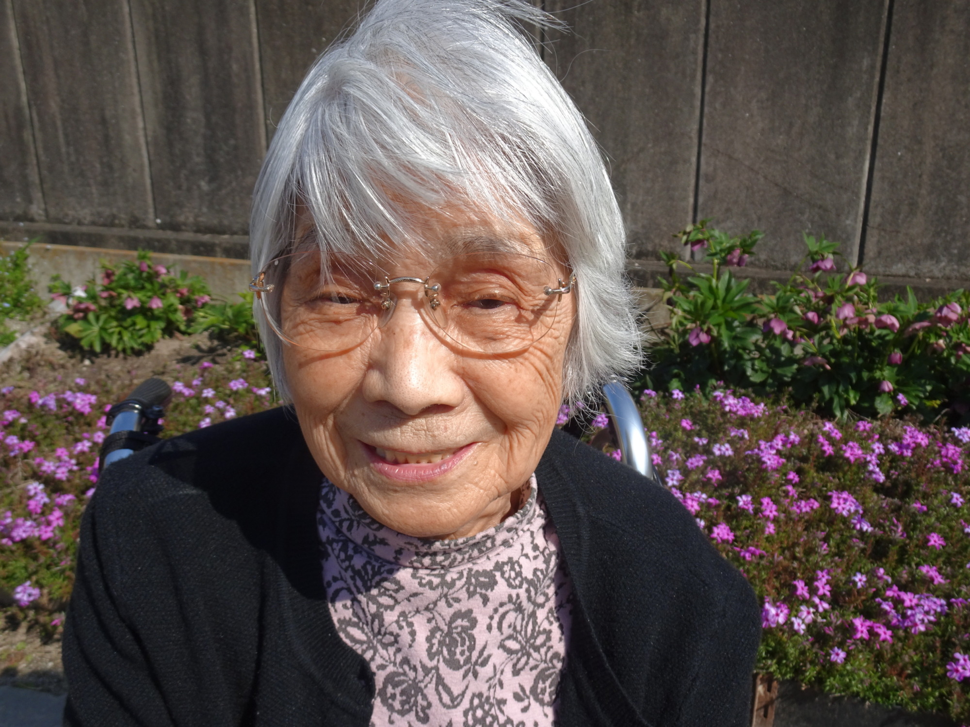 芝桜と一緒に写る利用者さん