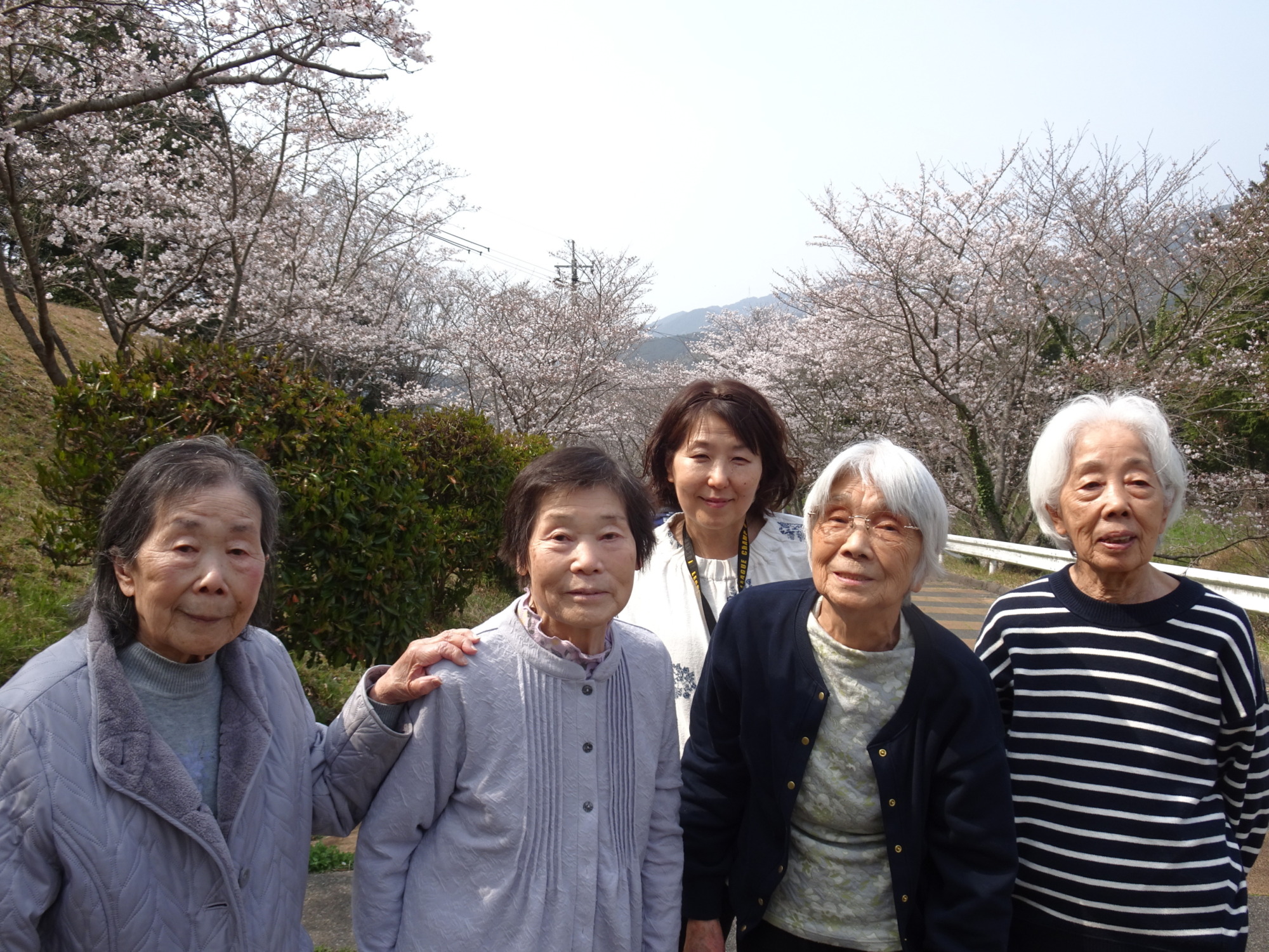 安徳公園の桜と一緒に写真を撮る利用者さんたち