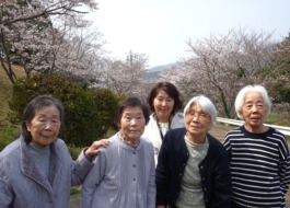 安徳公園の桜と一緒に写真を撮る利用者さんたち