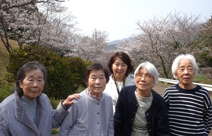 安徳公園の桜と一緒に写真を撮る利用者さんたち
