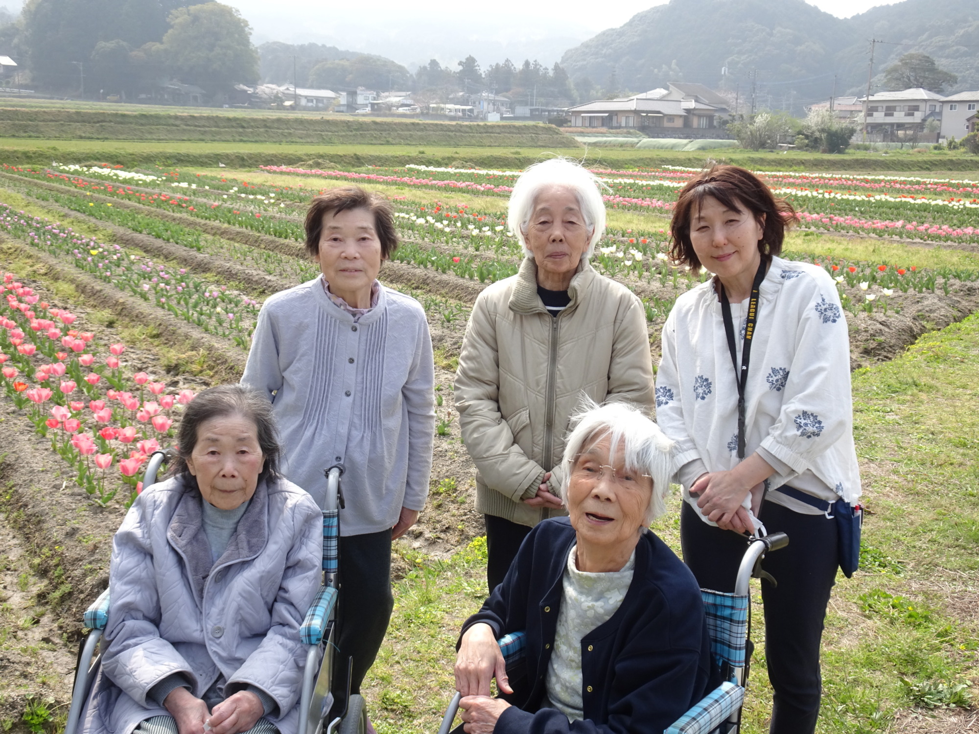 チューリップ畑で撮った利用者さんたちとワーカー