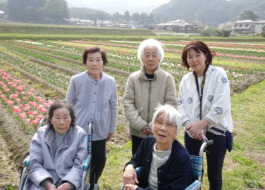 チューリップ畑で撮った利用者さんたちとワーカー