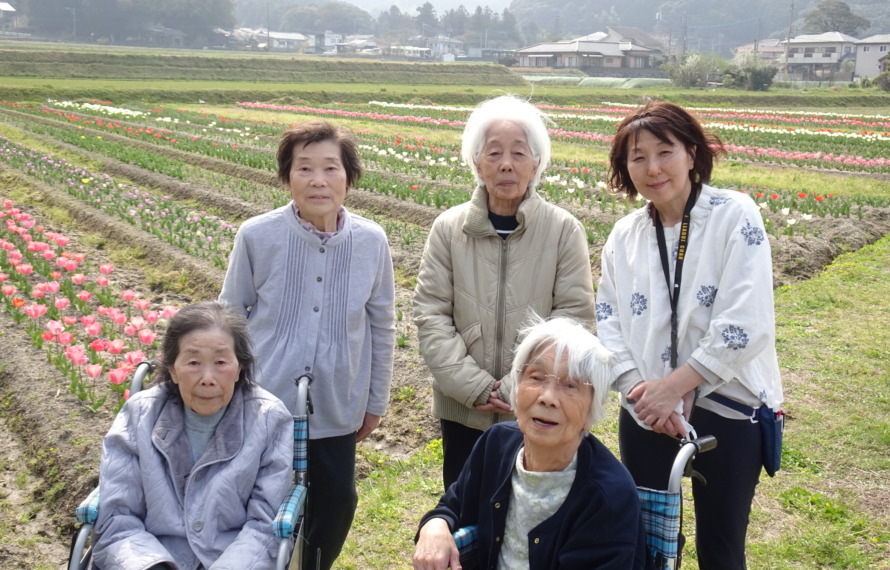 チューリップ畑で撮った利用者さんたちとワーカー